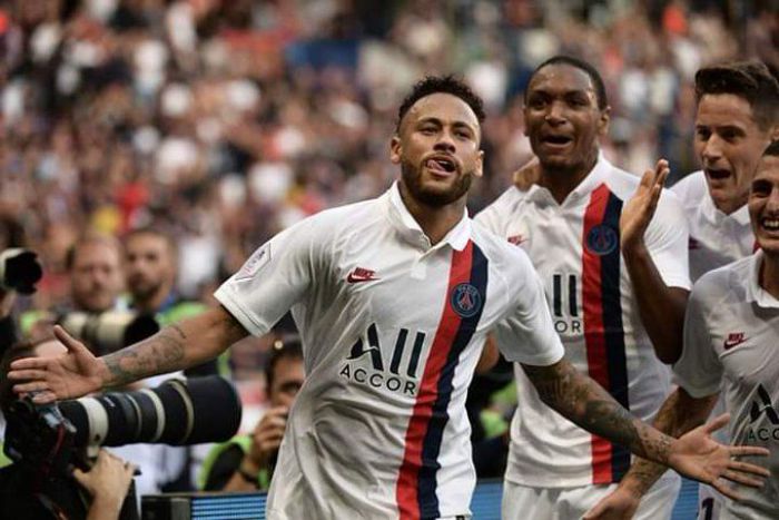Obrażany i wyzywany Neymar w doliczonym czasie gry przewrotką uciszył krytyków. Jego gola dał wygraną PSG (VIDEO)